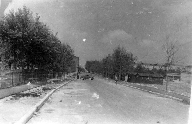 1 - улица Девятая рота. Вид от Электрозаводской железнодорожной ветки в сторону Хапиловского проезда.