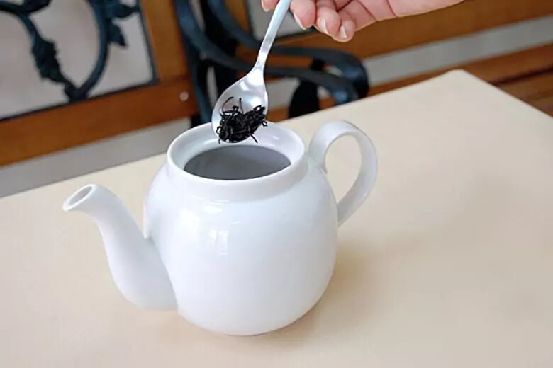 Чайник на 10 минут. Чайник с кипятком. Засыпание заварки в заварочный чайник. Зеленый чай в чайнике. Заварник для чая в кружку.