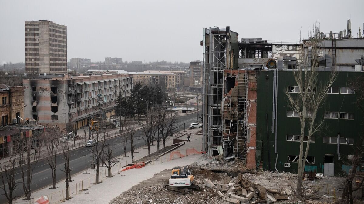    Расчистка завалов после сноса одного из жилых домов в Мариуполе© РИА Новости / Валерий Мельников