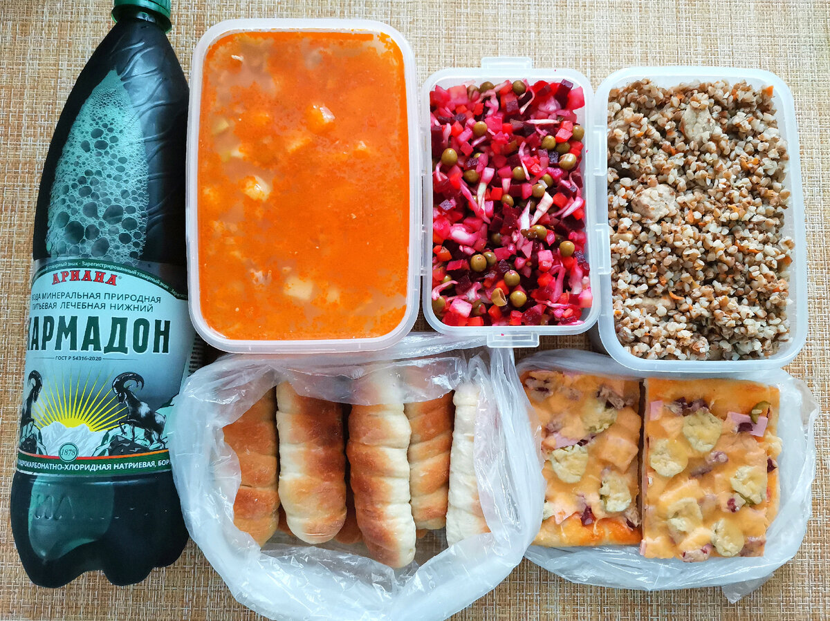 Рассольник, винегрет, гречка по-купечески, 10 сосисок в тесте, 5 кусочков пиццы, 1,5 л домашнего компота. 