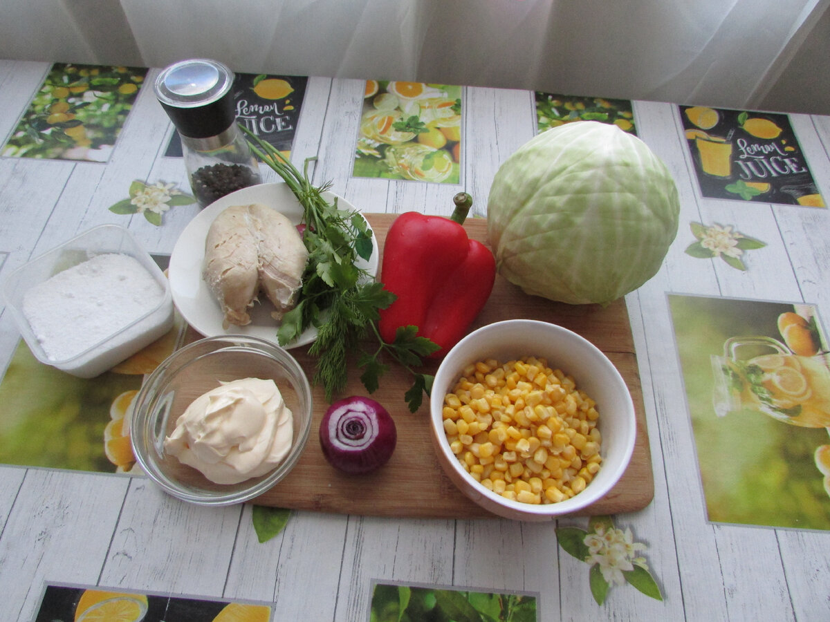 Набор индигриентов: Капуста, болгарский перец, консервированная кукуруза, красный лук, майонез, куриная грудка, зелень, перец, соль.