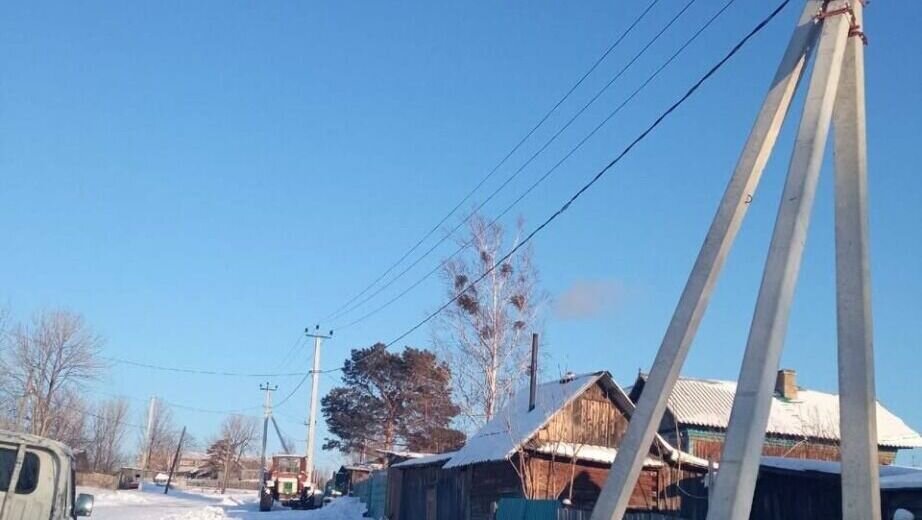     В поселке Джонка завершились проведены последние подключения высоковольтной линии. Все работы на сумму 5,7 миллиона рублей проведены за счет средств районного бюджета.