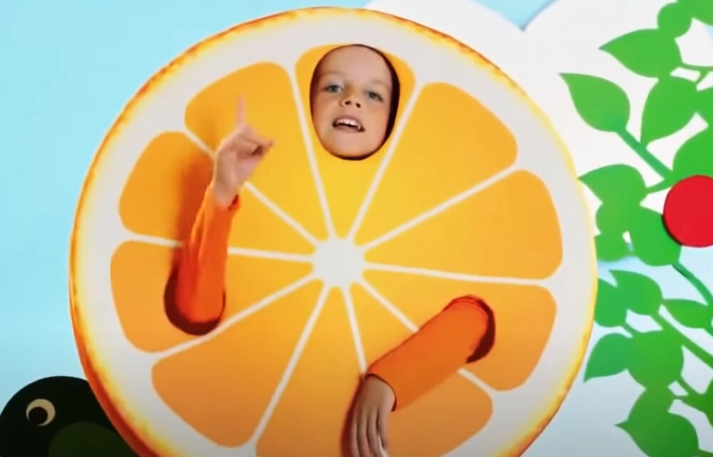 – Скажет апельсин любой: "Сок полезно брать с собой!"