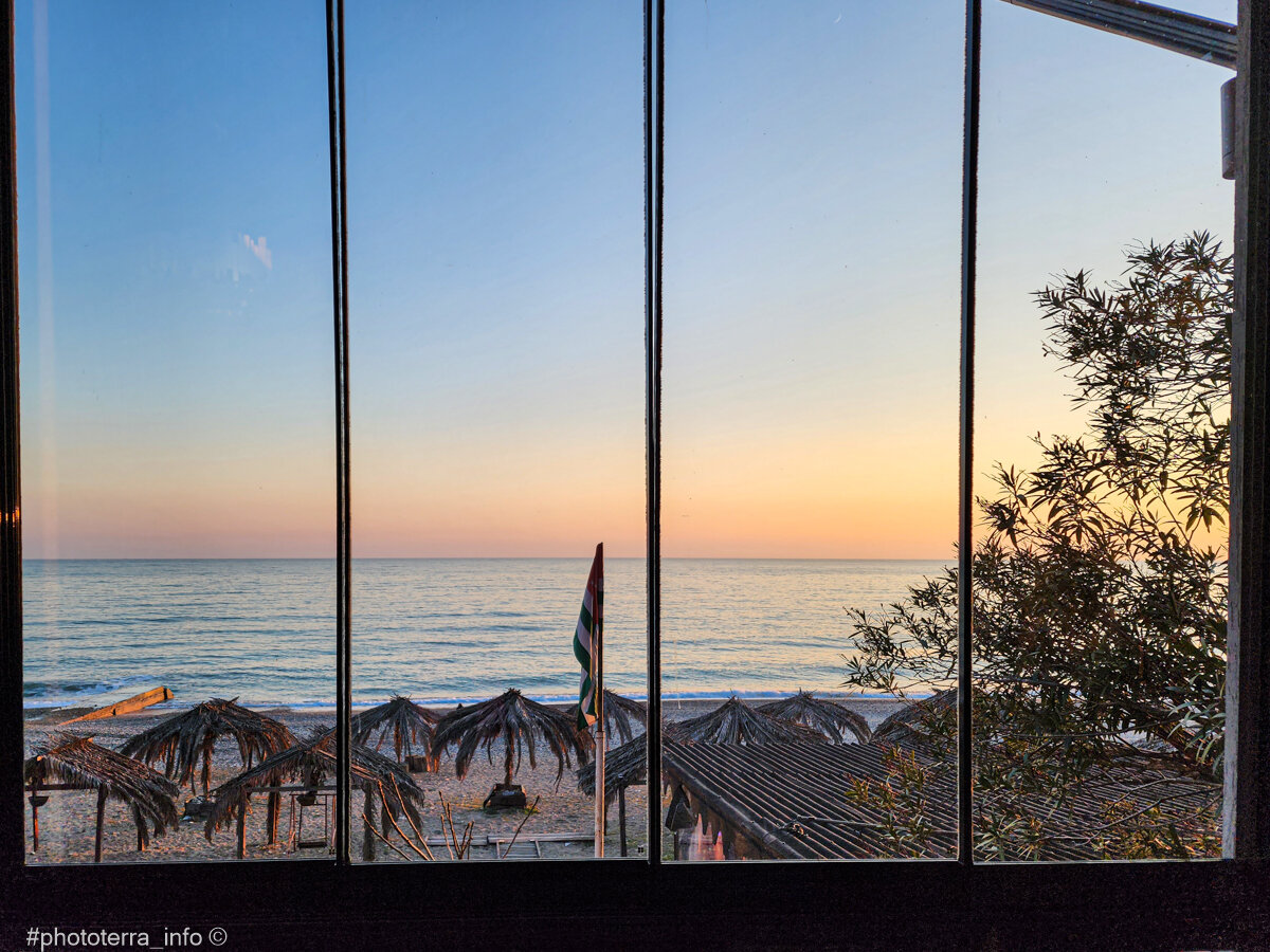 Вид на море. Кафе Чудо дворик. Новый Афон. Фото: Корчагина Татьяна