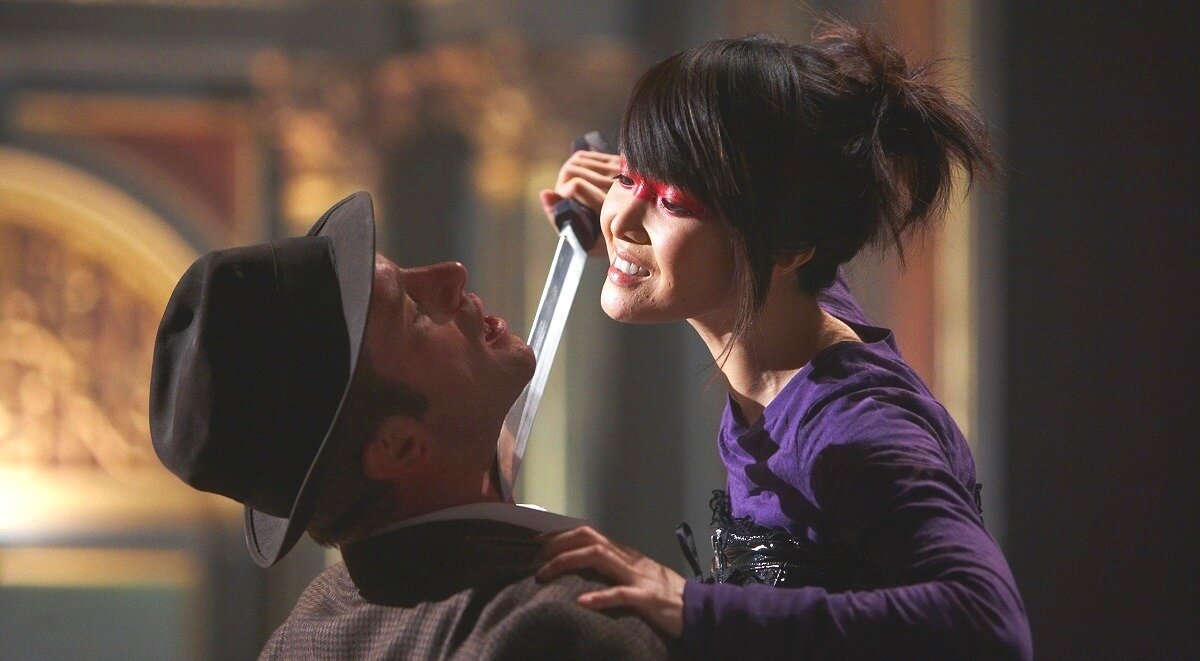 А вы сами попробуйте отбрить девушку, когда она хочет побрить вас столь радикальным способом! 