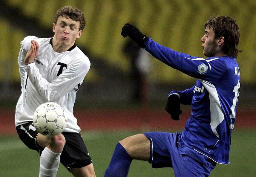 «Торпедо» - «Шинник» (Ярославль) - 1:1. Единоборство двух Мамаевых: торпедовца Павла (в белом) и ярославца Юрия.