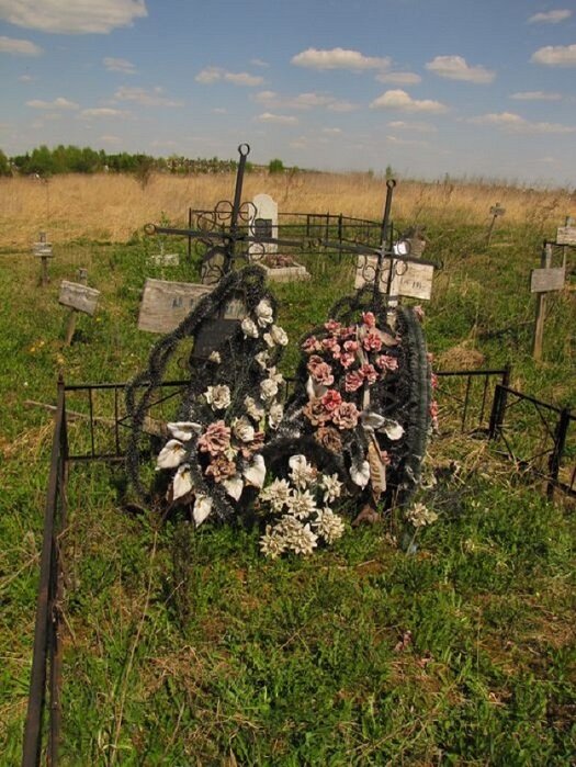 Вид могилы в апреле 2014 года