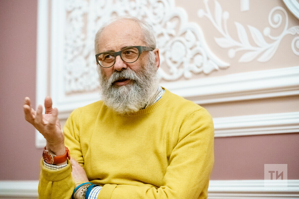 международный театральный фестиваль. венок выпускника. в италии факультет философии и истории окончил студент которому 96 лет. джузеппе патерно. выпускники италия.