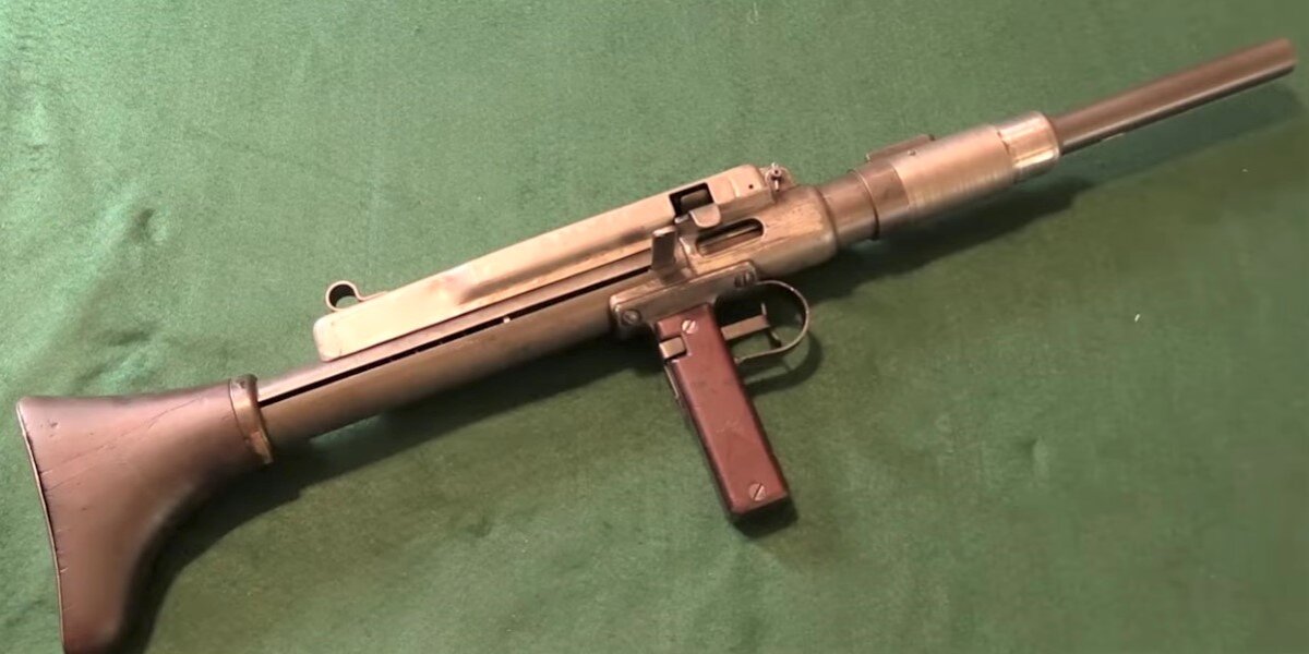 Сохранившийся образец пистолета-пулемета Августа Коендерса, испытывавшийся американцами. Рядом с рукоятью затвора видна направляющая для ленты и стреляных гильз.