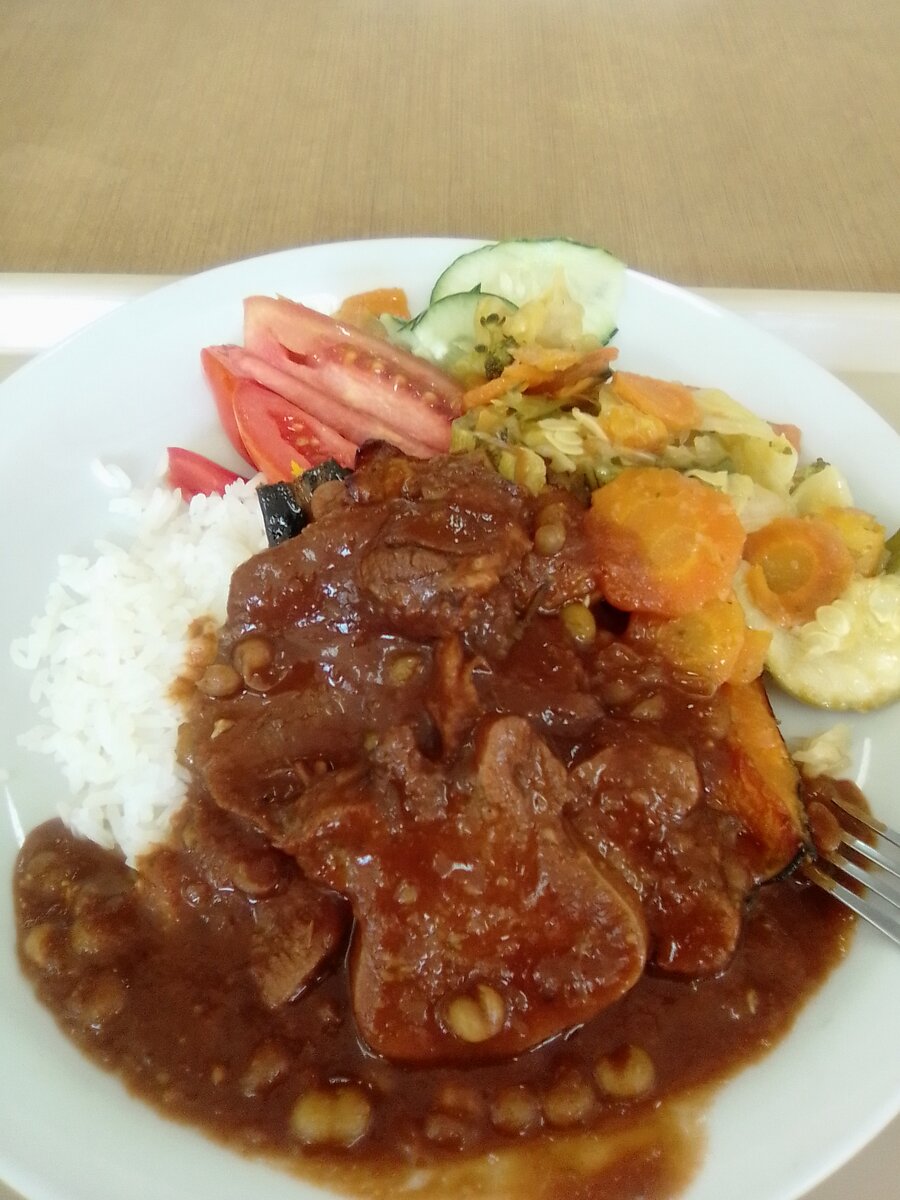 В университетской столовой очень вкусно и недорого кормили. Можно было дома обеды не готовить. Говяжий язык на обед.