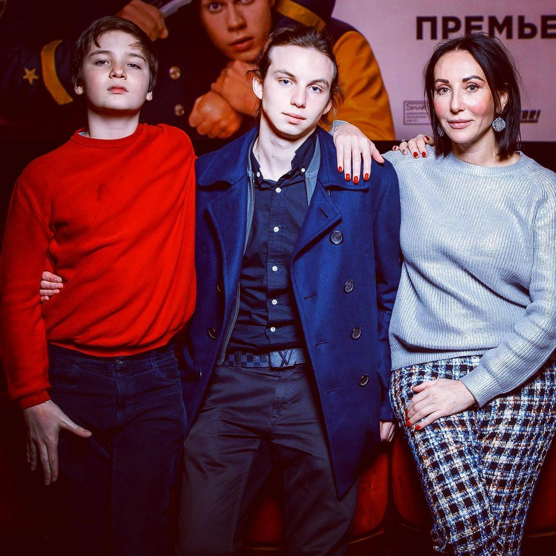 Макар Смехов и Артем Смехов с мамой
