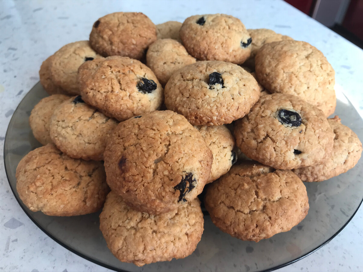 Овсяное печенье с изюмом и орехами