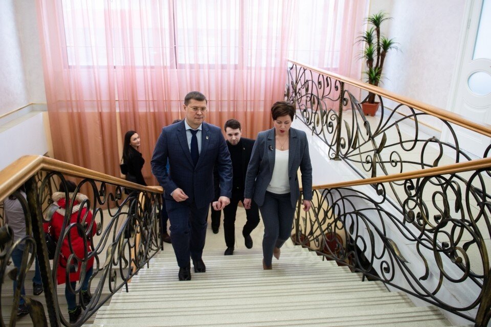     Ремонт в ЗАГСЕ проверил глава администрации Мурманска Юрий Сердечкин. Фото: администрация Мурманска
