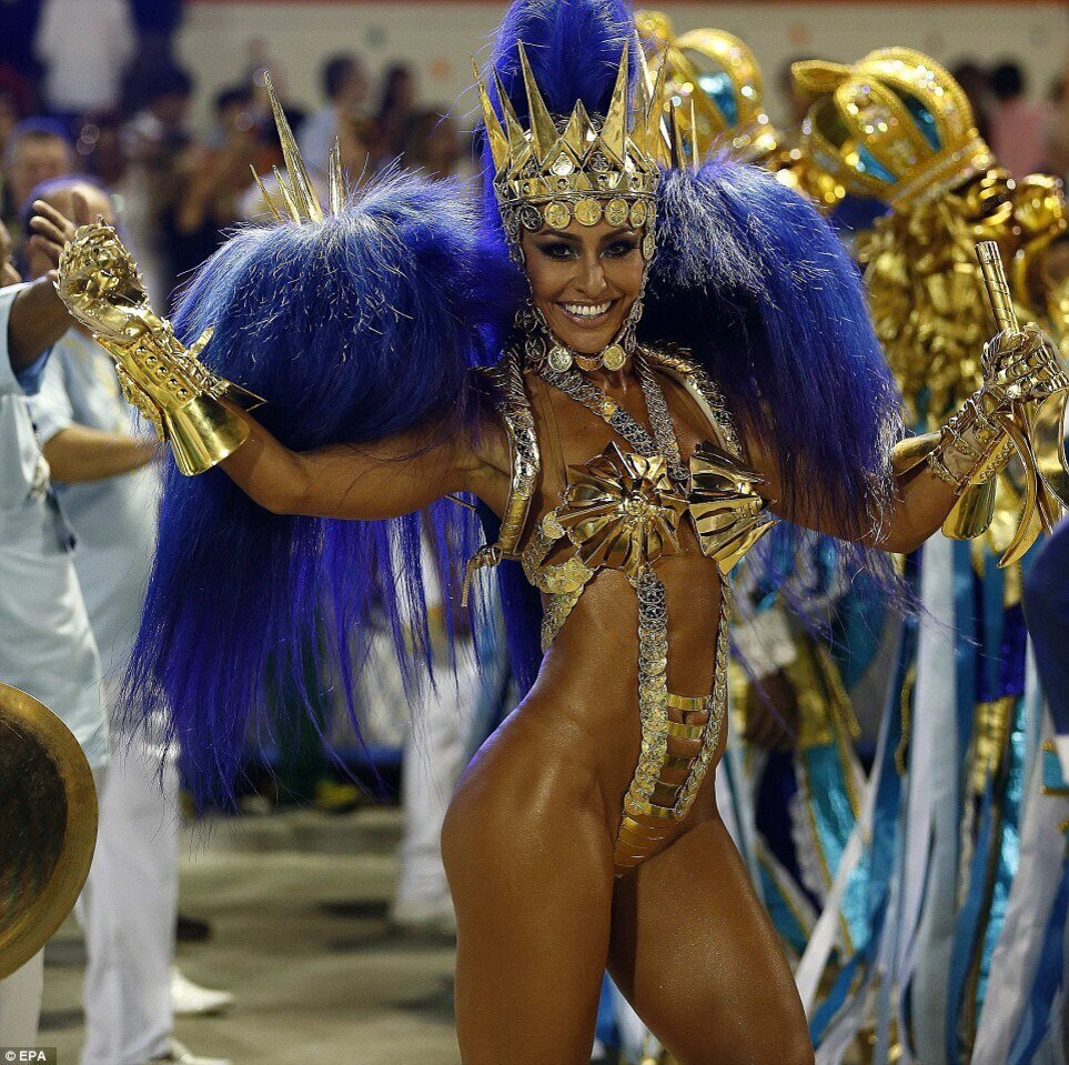 Бразильянки в карнавальных костюмах