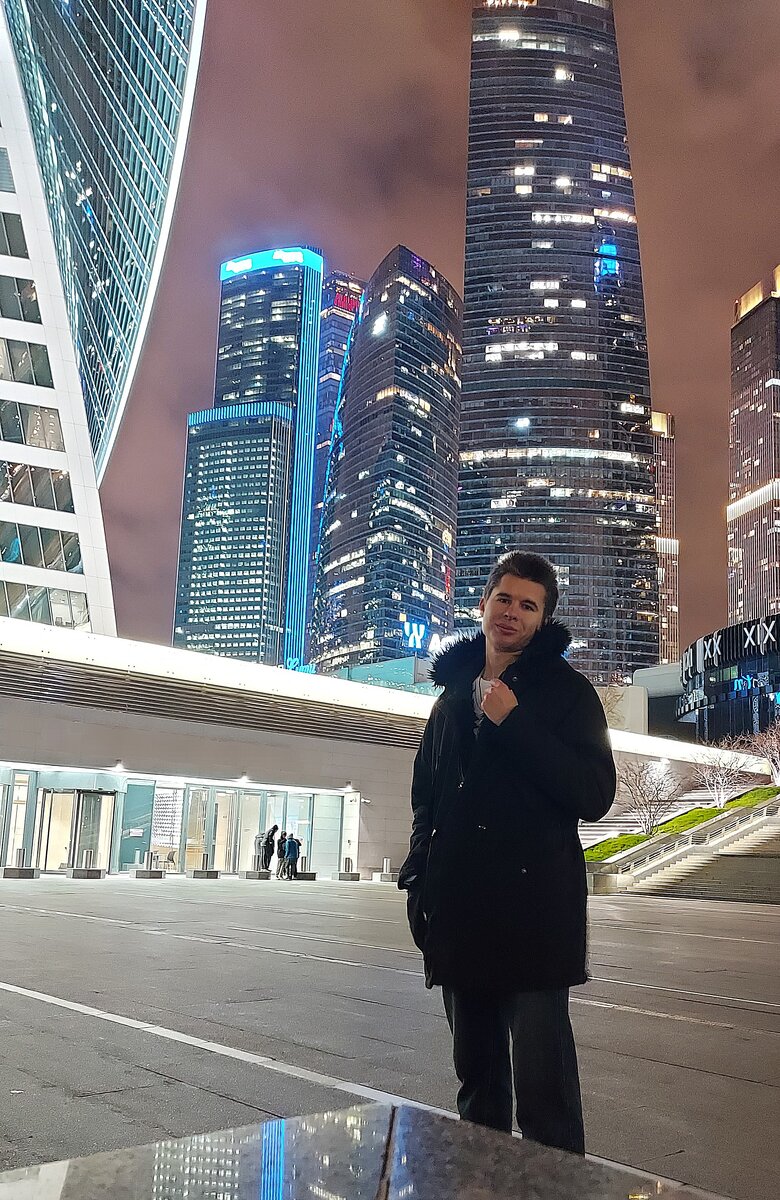 На фото я, рядом с одной из высоток в Москва-сити)