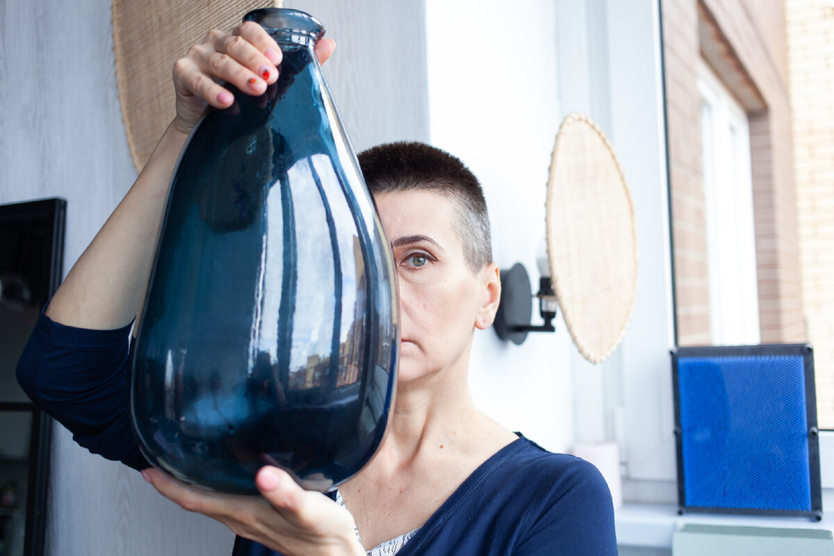 Фото: Ангела Толстова (Пушба) Через бутылку на мир смотрит Рассказчик. Наша Наталя