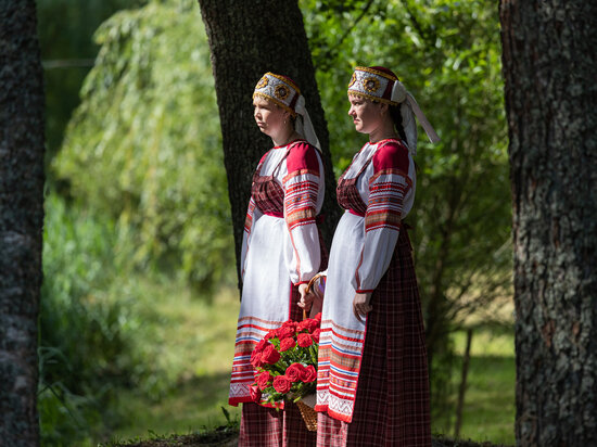     Молодёжь на "Кургане Дружбы". Фото: архив ПЛН