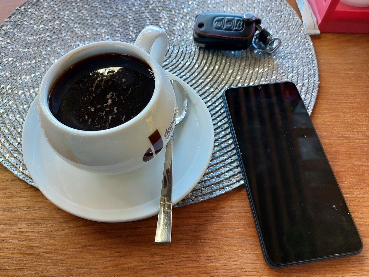 Отвезла детей и заехала в любимую кофейню.