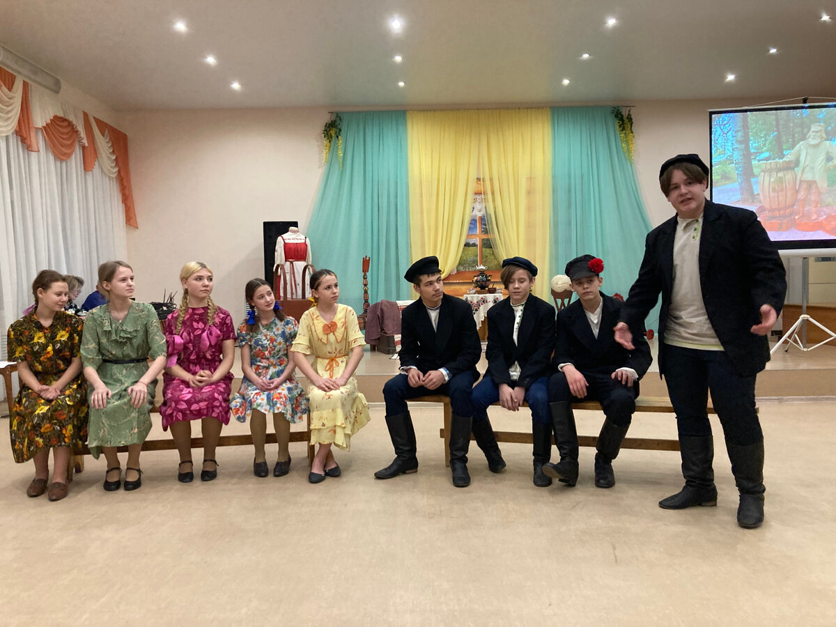 Вот так в Вологодской области в городе Сокол молодежь собирается на гулянья. Так встречаются, а потом - выходят на праздник, несут радость народу.