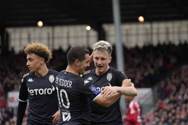 Головин открывает счет в матче