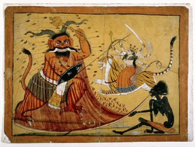 Дурга, убивающая демона-бизона, Рактабий и Кали, лакающая кровь демона, иллюстрация из публикации Маркандея Пураны, 1800–1825 гг. Здесь Кали изображена в классической форме в виде ужасающей чернокожей скелетной фигуры.