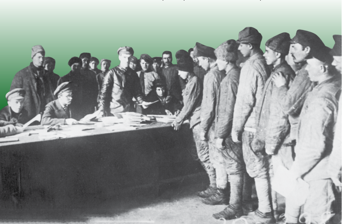 Выдача анкет при приеме  в Красную армию. 1918 г.