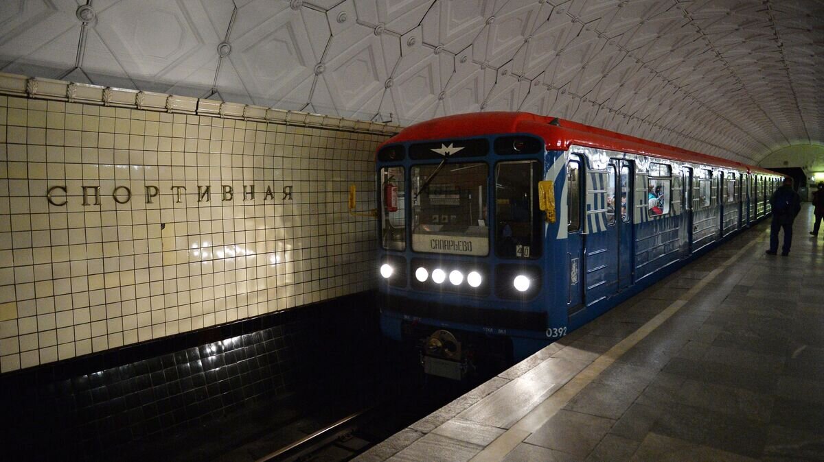    Поезд на станции метро "Спортивная" в Москве© РИА Новости / Евгений Одиноков