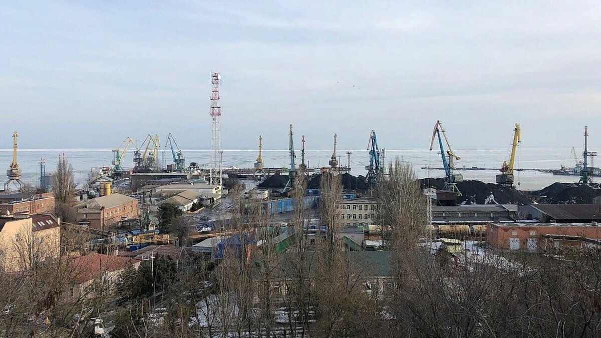     Жительница Таганрога написала петицию к Владимиру Путину о спасении города от разрухи и коррупции, документ подписали почти четыре тысячи человек, новость об этом активно обсуждают в соцсетях местные жители.