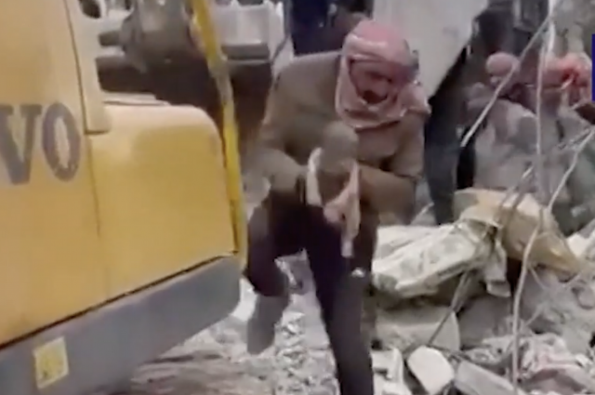    Родившуюся под завалами в Сирии девочку удочерили родственники