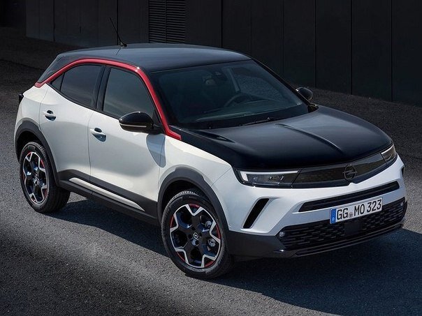 Opel Mokka вновь начали продавать в РФ.

Когда-то, когда немецкая марка Opel входила в General Motors и предлагала свои автомобили на российском рынке, маленький кроссовер Mokka пользовался достаточно высокой популярностью в наших краях. Он был вторым по продажам бренда после любимой нами Astra.

Потом в 2015 году бренд покинул РФ. Затем 2017-м он стал частью концерна PSA, а сам «паркетник» успел сменить поколение.

Теперь у россиян вновь появилась возможность приобрести компактный SUV, но уже благодаря параллельному импорту. Итак, сегодня у нас предлагают Mokka со 130-сильным двигателем объемом 1,2 л, который работает вместе с восьмидапазонной АКП и системой переднего привода.

Авто оснащено матричными фарами, климат-контролем на две зоны, камерами кругового обзора и системой бесключевого доступа. Ценник же его совсем не бюджетный, как было раньше - 3,55 млн. рублей.