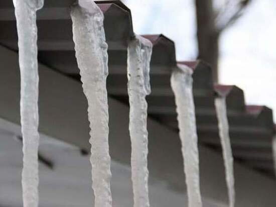     Работы по очистке крыш от сосулек продолжаются в Хабаровске. ФОТО: мэрия Хабаровска