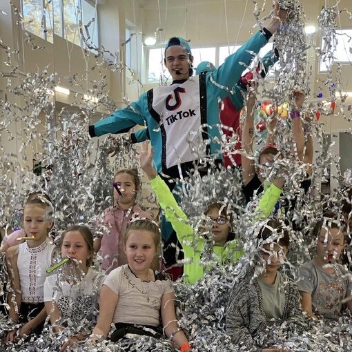 Серебряное и неоновое шоу. Больше фото в VK