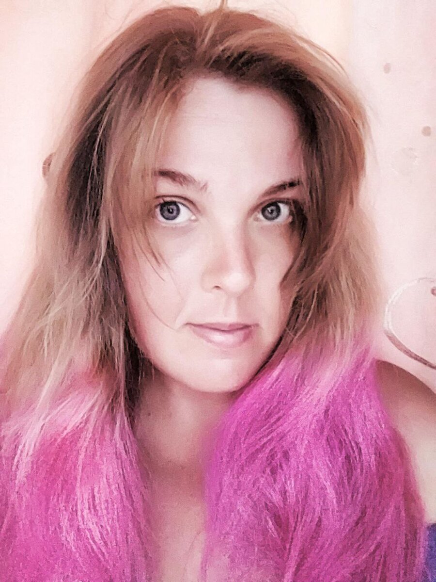 Я. Оказывается осталось мало фоток, где я с цветными волосами (((