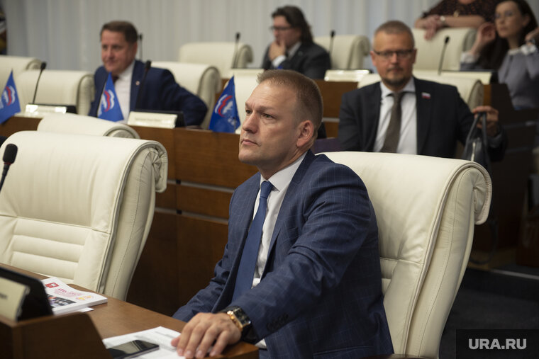    Павел Кузьмин с коллегой сделал избирателям подарок, а получил негатив