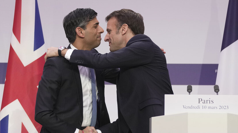     Лидеры Великобритании и Франции во время совместной пресс-конференции в Париже после встречи AP Kin Cheung