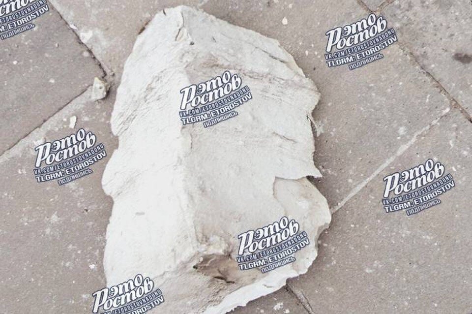     Часть балкона упала на тротуар. Фото: группа в "ВК" "Это Ростов! – новости Ростова-на-Дону 161"