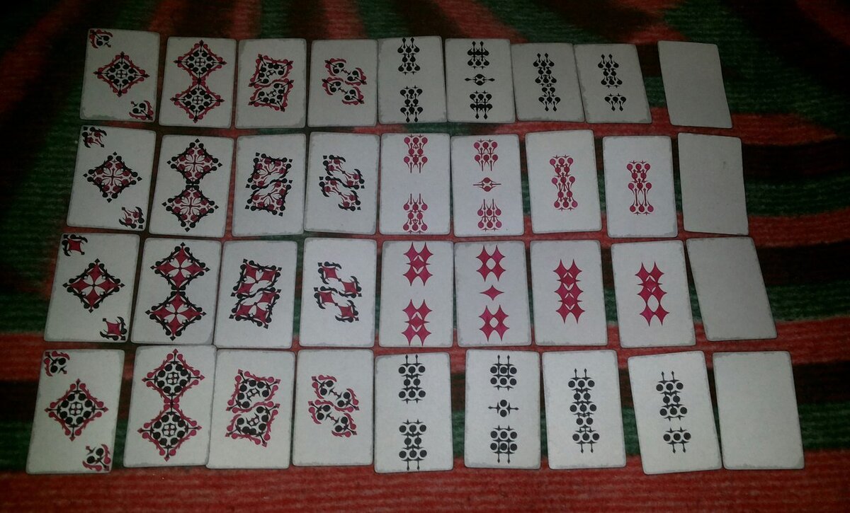 В зоне играют 32-мя картами, шестерок в колоде нет.