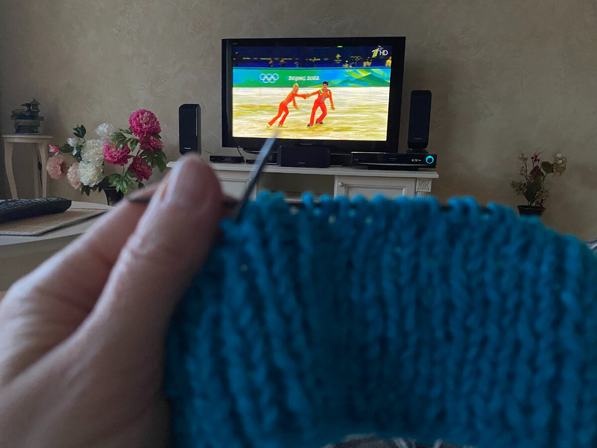 Можно смотреть фигурное катание и за вязанием... Фото автора