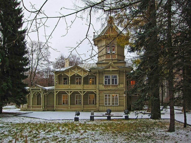 Санкт-Петербург никак не ассоциируется с деревянной архитектурой, но даже среди каменного города сохранились домики к резными окошками.  В подборке только некоторые примеры.-2