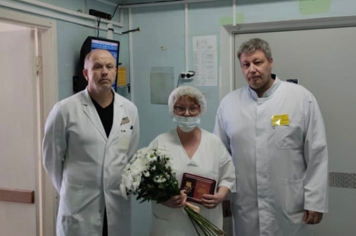    Санитарке мурманского онкодиспансера передали награду погибшего в СВО мужа