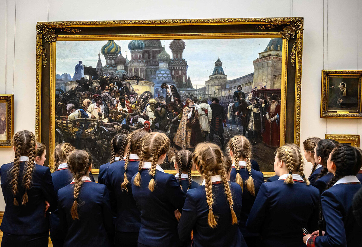 Младен Антонов. Школьницы смотрят на картину Василия Сурикова "Утро стрелецкой казни" в Третьяковской галерее. 2019