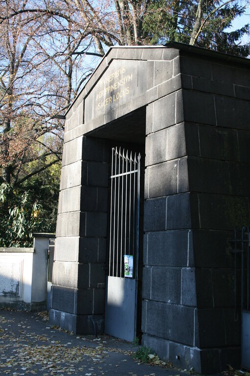 Кладбищенские ворота