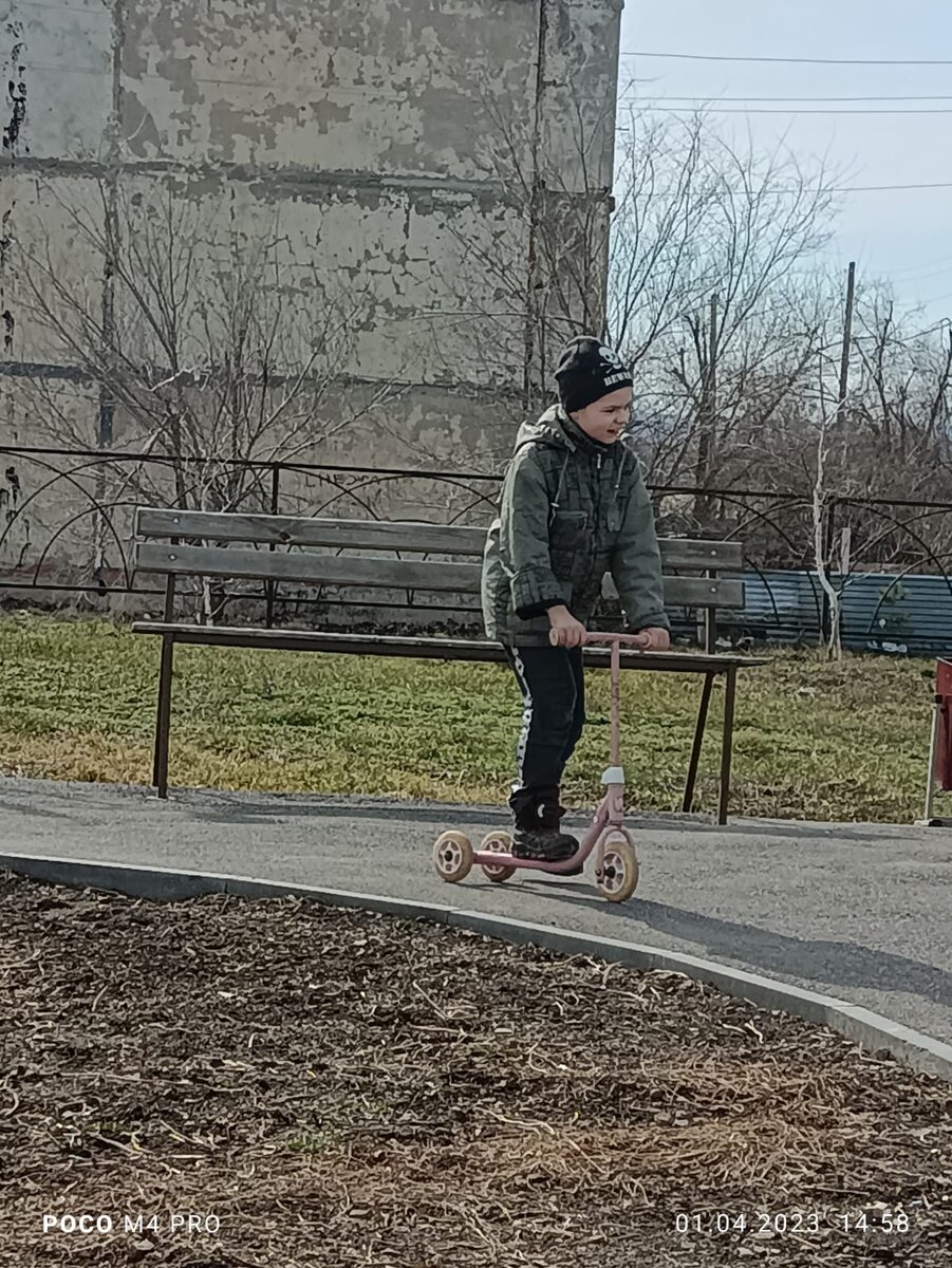 Ника на самокате