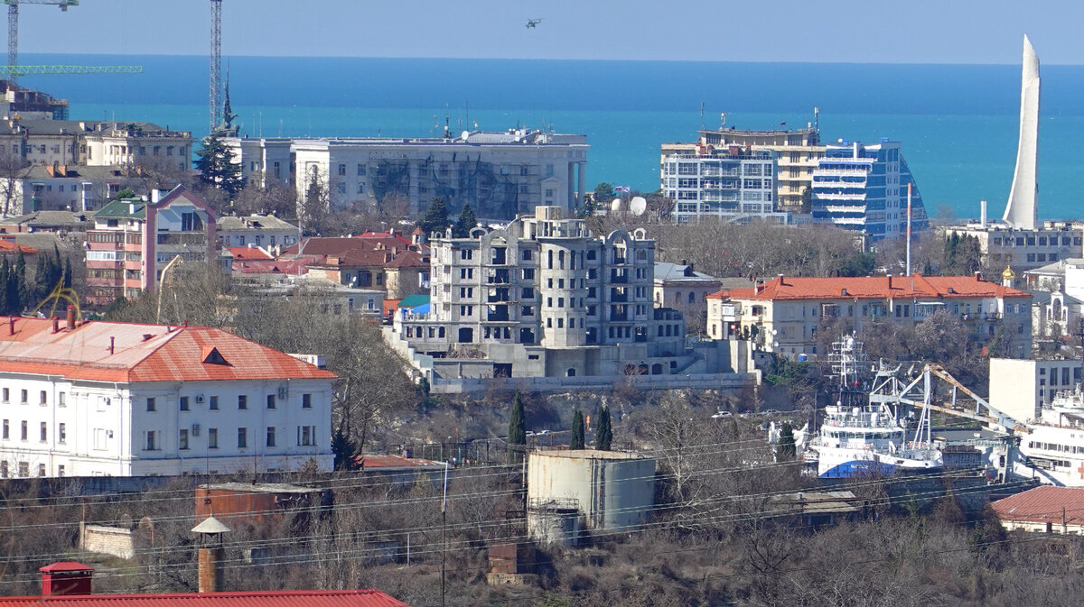 Какой крутой домик строится в центре Севастополя