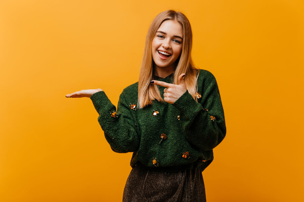https://www.freepik.com/free-photo/enchanting-blinde-woman-trendy-knitted-sweater-expressing-happiness-indoor-portrait-charming-european-woman-standing-orange_12153765.htm#query=молодая&position=5&from_view=search&track=ais