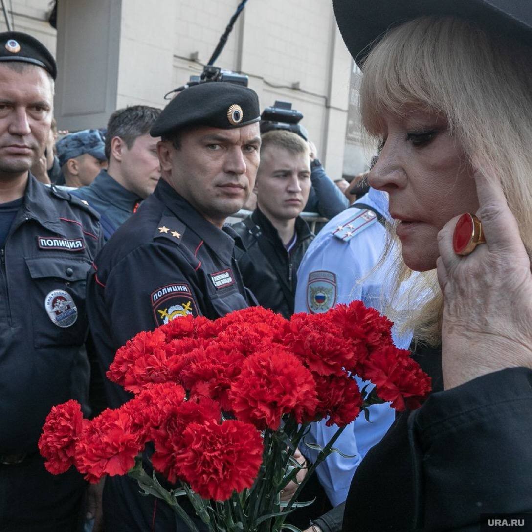 Песков поцеловал руку пугачевой