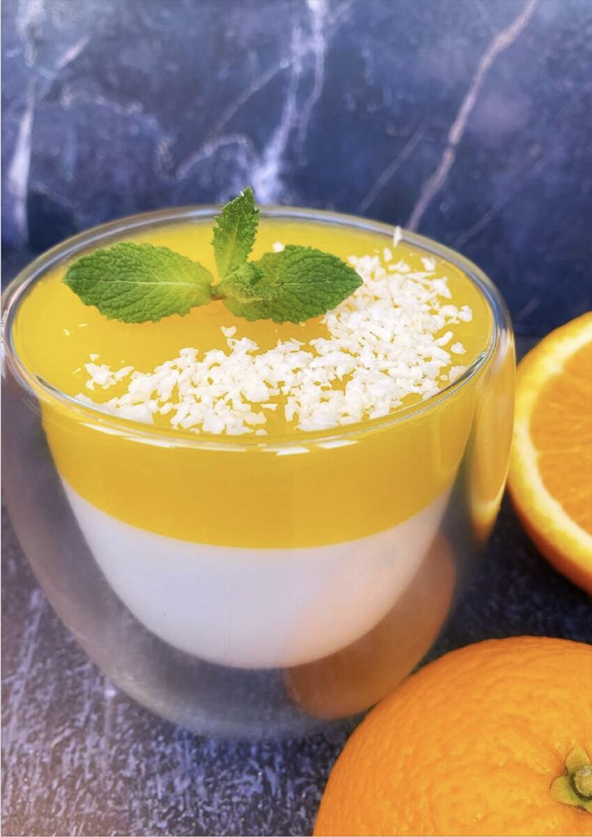 Ингредиенты: Кокосовый слой : Кокосовое молоко 250 мл, Лимонный сок 1 ст.л., Агар-агар 1 ч.л., Крахмал кукурузный 1 ст.л. Апельсиновый слой: Апельсин 2 шт (средних), Агар-агар 1 ч.л.