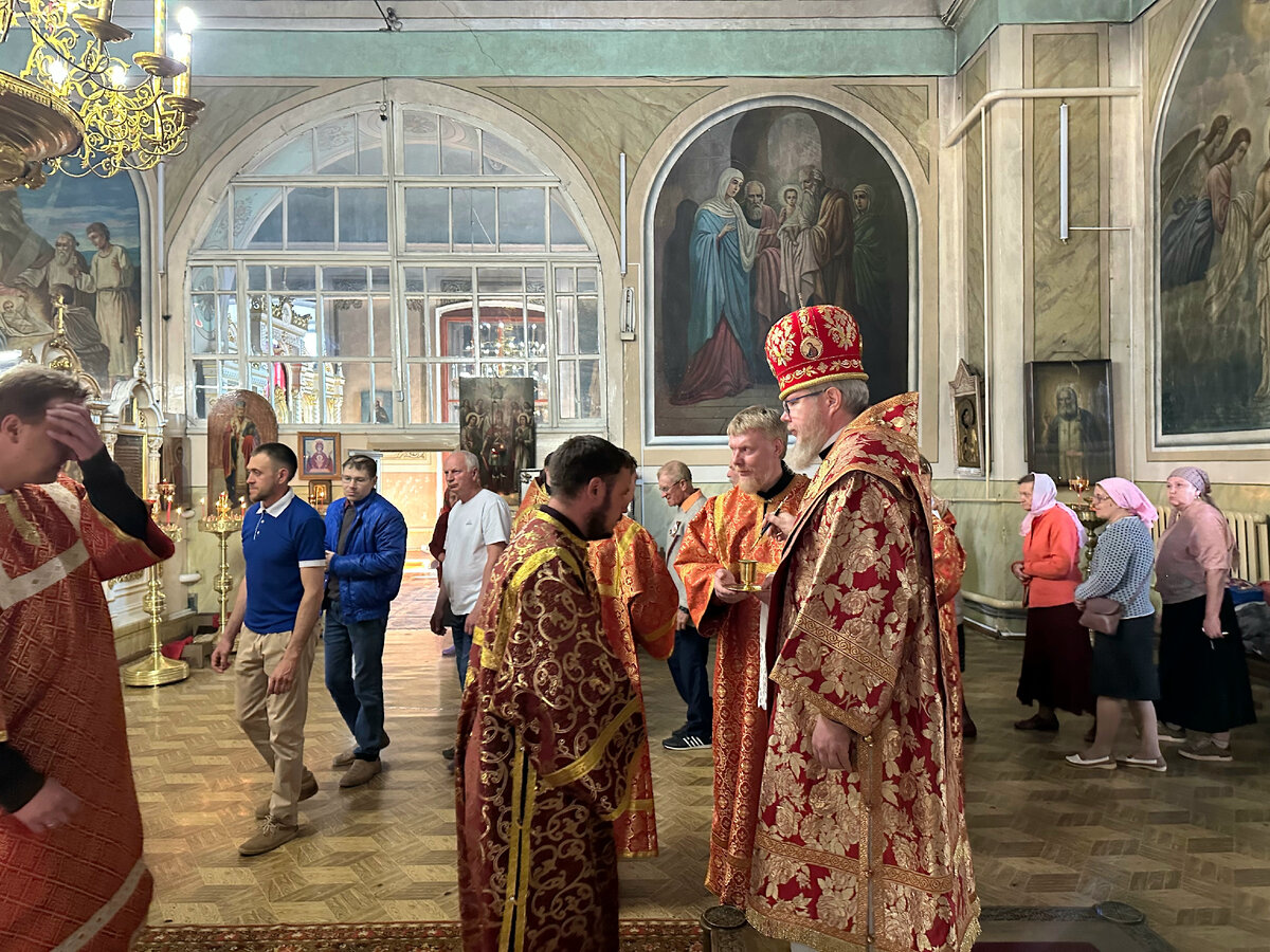 Среда вечерняя служба. Храм Вознесения Господня в Харабалях. Богослужение в храме. Литургия это что такое в церкви. Пасхальная служба.