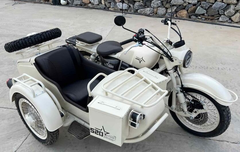 А вот светодиодная фара головного света в виде бублика ему явно не идет!