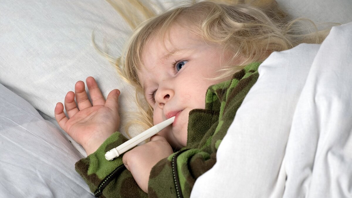 Рекламы чбд. Постельный режим у детей. Мальчик болеет. Рекламы чбд. Больной гриппом ребенок.